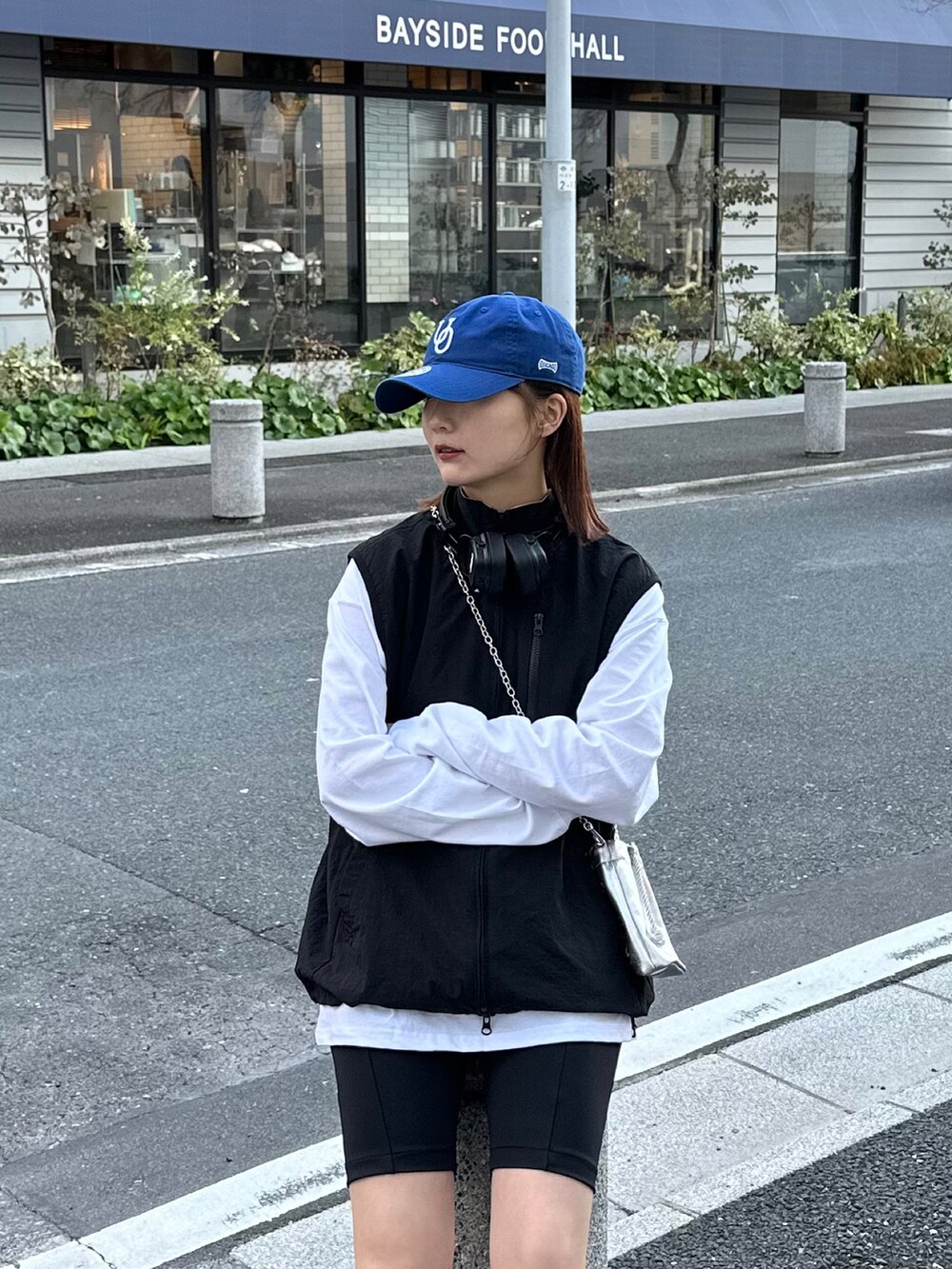 「春ファッション、パンツスタイル、お出かけコーデ、カジュアルスタイル、モノトーン、春コーデ、トレンドコーデ、韓国ファッション、韓国コーデ、スポーティーMIX、スポーティ、ブルーコーデ、キャップ、メンズライク」｜「CPCMのアイテム（ジャケット/アウター、ブラック系）」を使った、aimiさん（レディース・162cm）の春コーディネートの2枚目の写真