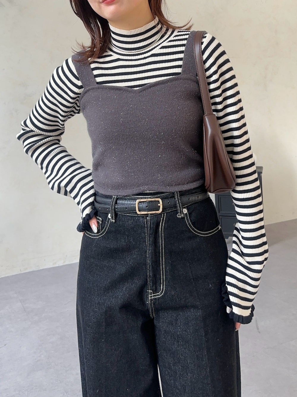 ホワイト系のニット/セーター、グレー系のワンピース、ブルー系のその他パンツを着用したレディースの秋コーディネートの5枚目の写真