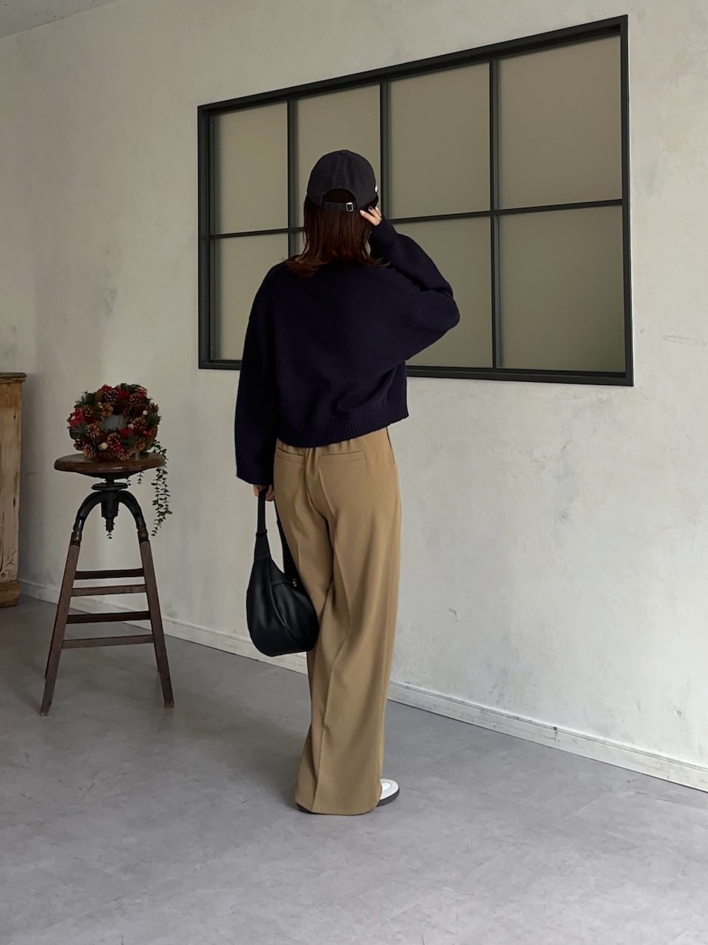 ブルー系のカーディガン/ボレロ、イエロー系のスラックスを着用したレディースの冬コーディネートの3枚目の写真