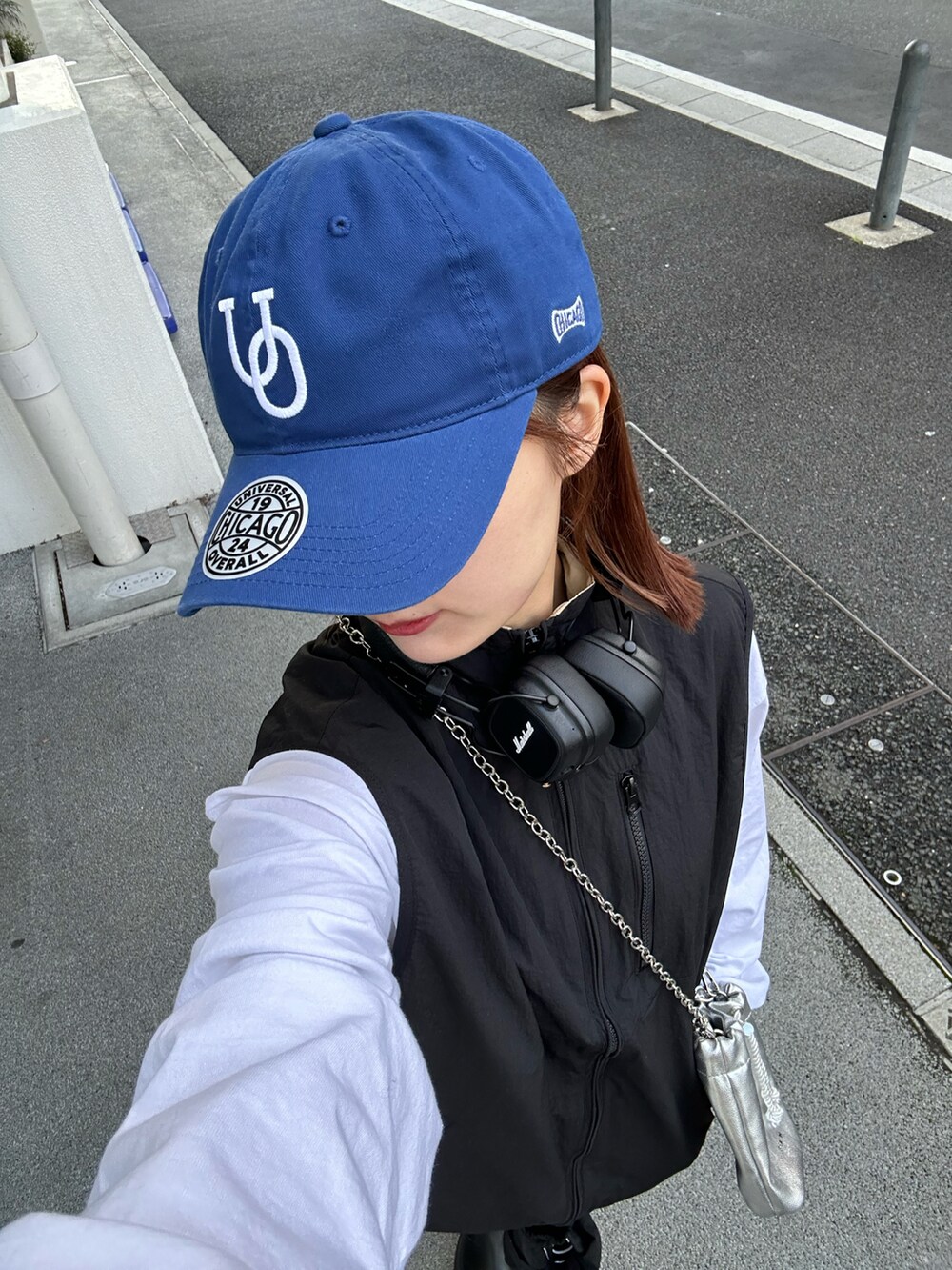 「春ファッション、パンツスタイル、お出かけコーデ、カジュアルスタイル、モノトーン、春コーデ、トレンドコーデ、韓国ファッション、韓国コーデ、スポーティーMIX、スポーティ、ブルーコーデ、キャップ、メンズライク」｜「CPCMのアイテム（ジャケット/アウター、ブラック系）」を使った、aimiさん（レディース・162cm）の春コーディネートの3枚目の写真