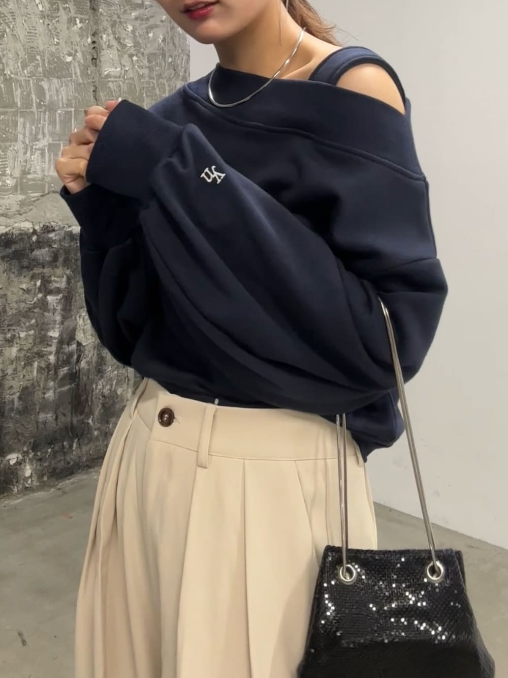 「スウェット、スラックス、秋コーデ、秋服」｜「Thevonのアイテム（スラックス、ホワイト系）」を使った、aimiさん（レディース・162cm）の秋コーディネートの3枚目の写真