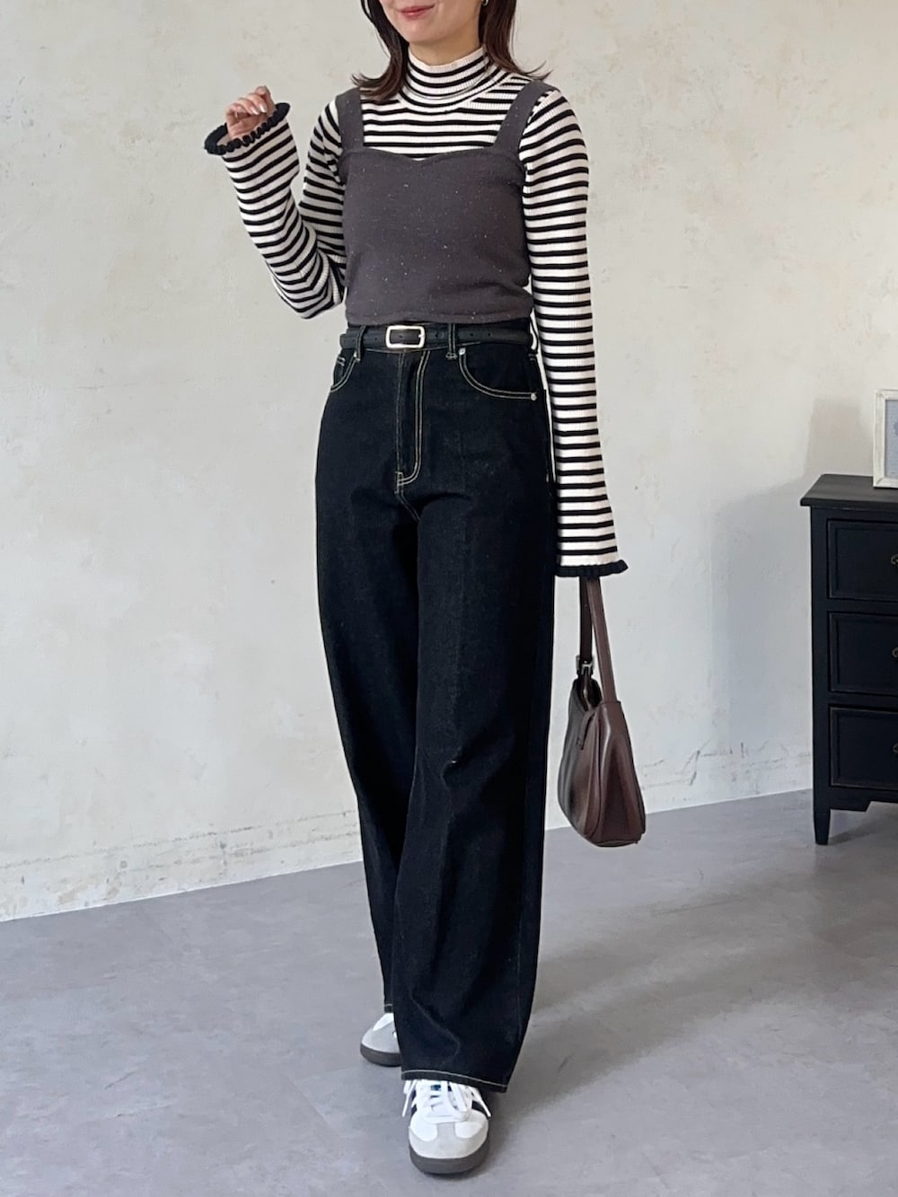 ホワイト系のニット/セーター、グレー系のワンピース、ブルー系のその他パンツを着用したレディースの秋コーディネートの6枚目の写真