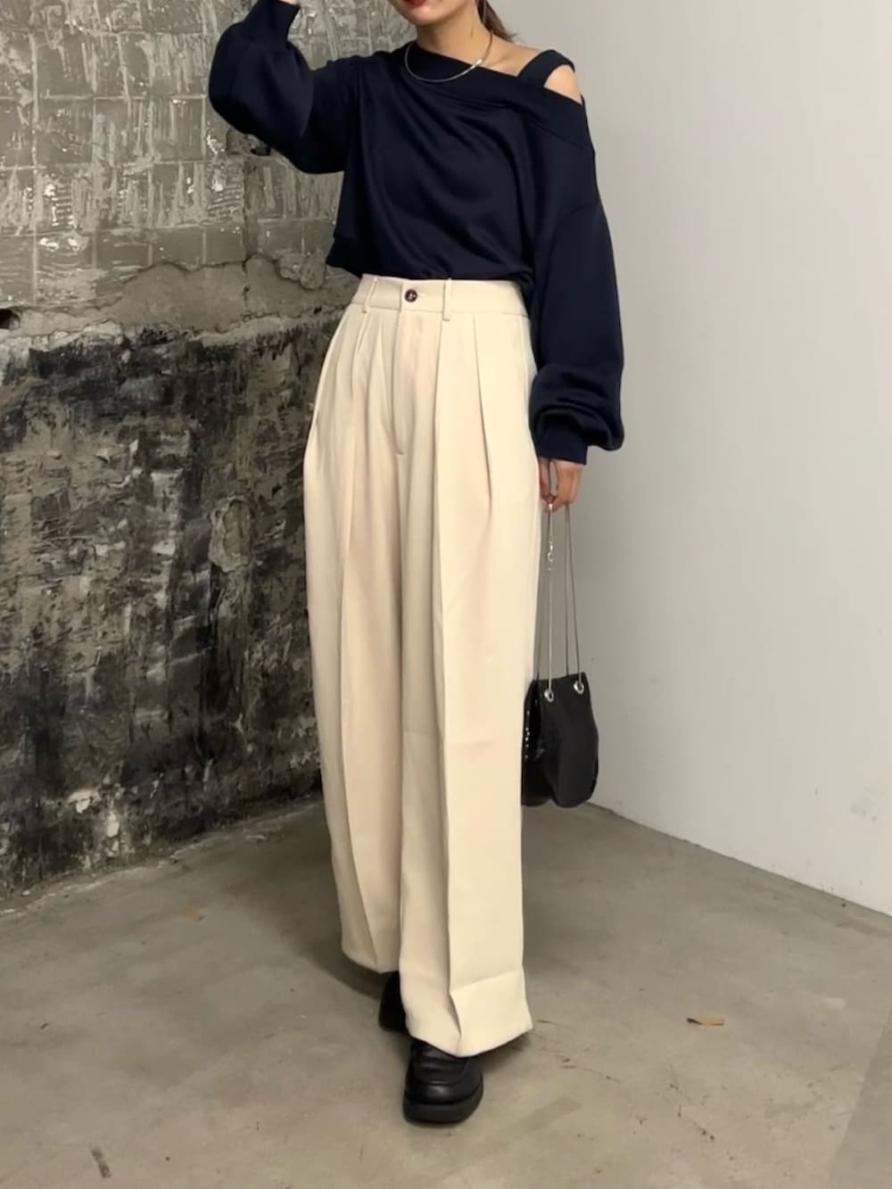「スウェット、スラックス、秋コーデ、秋服」｜「Thevonのアイテム（スラックス、ホワイト系）」を使った、aimiさん（レディース・162cm）の秋コーディネートの2枚目の写真