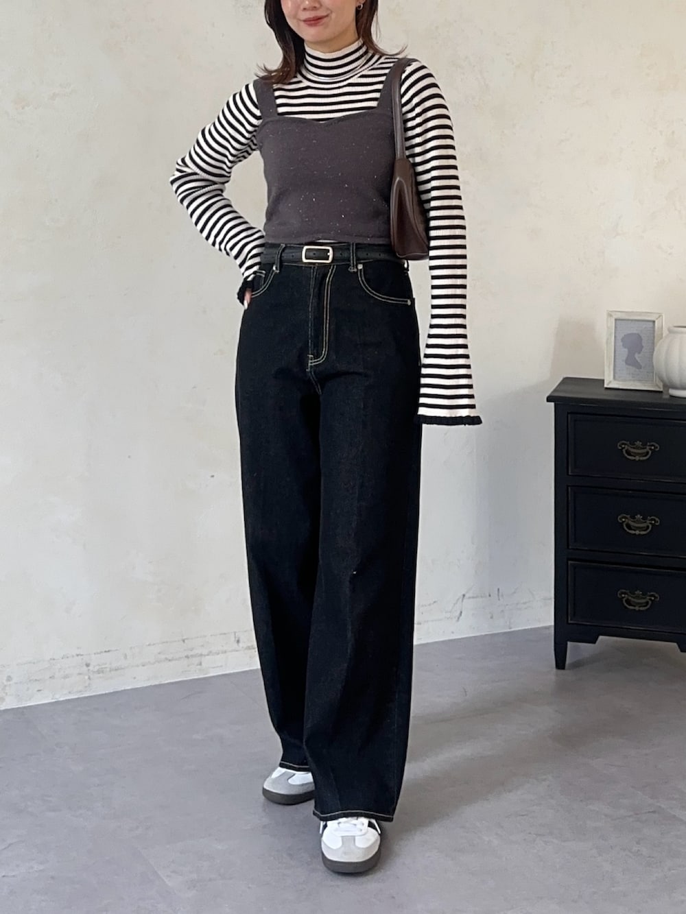 ホワイト系のニット/セーター、グレー系のワンピース、ブルー系のその他パンツを着用したレディースの秋コーディネートの2枚目の写真