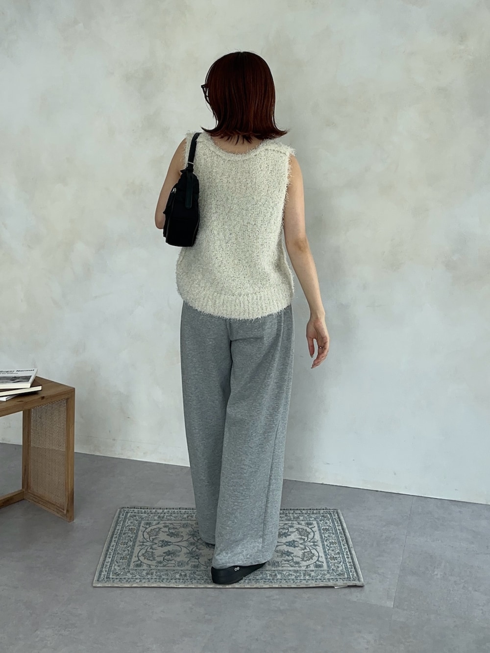 ホワイト系のニット/セーター、ブラック系のトートバッグ、グレー系のその他パンツを着用したレディースの夏コーディネートの5枚目の写真