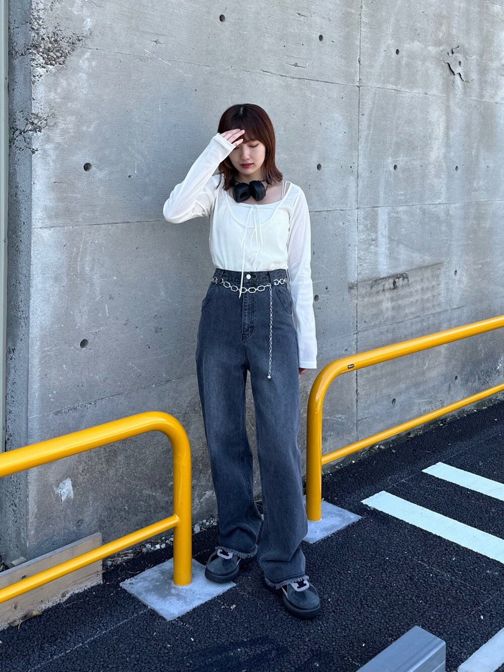「春ファッション、シンプルスタイル、着回しコーデ、オトナカジュアル、デニムパンツ、韓国ファッション、韓国、韓国コーデ、Y2Kファッション、骨格ウェーブ、春服」｜「CPCMのUSAコットンハイウエストワイドデニム（デニムパンツ、ブラック系）」を使った、aimiさん（レディース・162cm）の春コーディネートの2枚目の写真