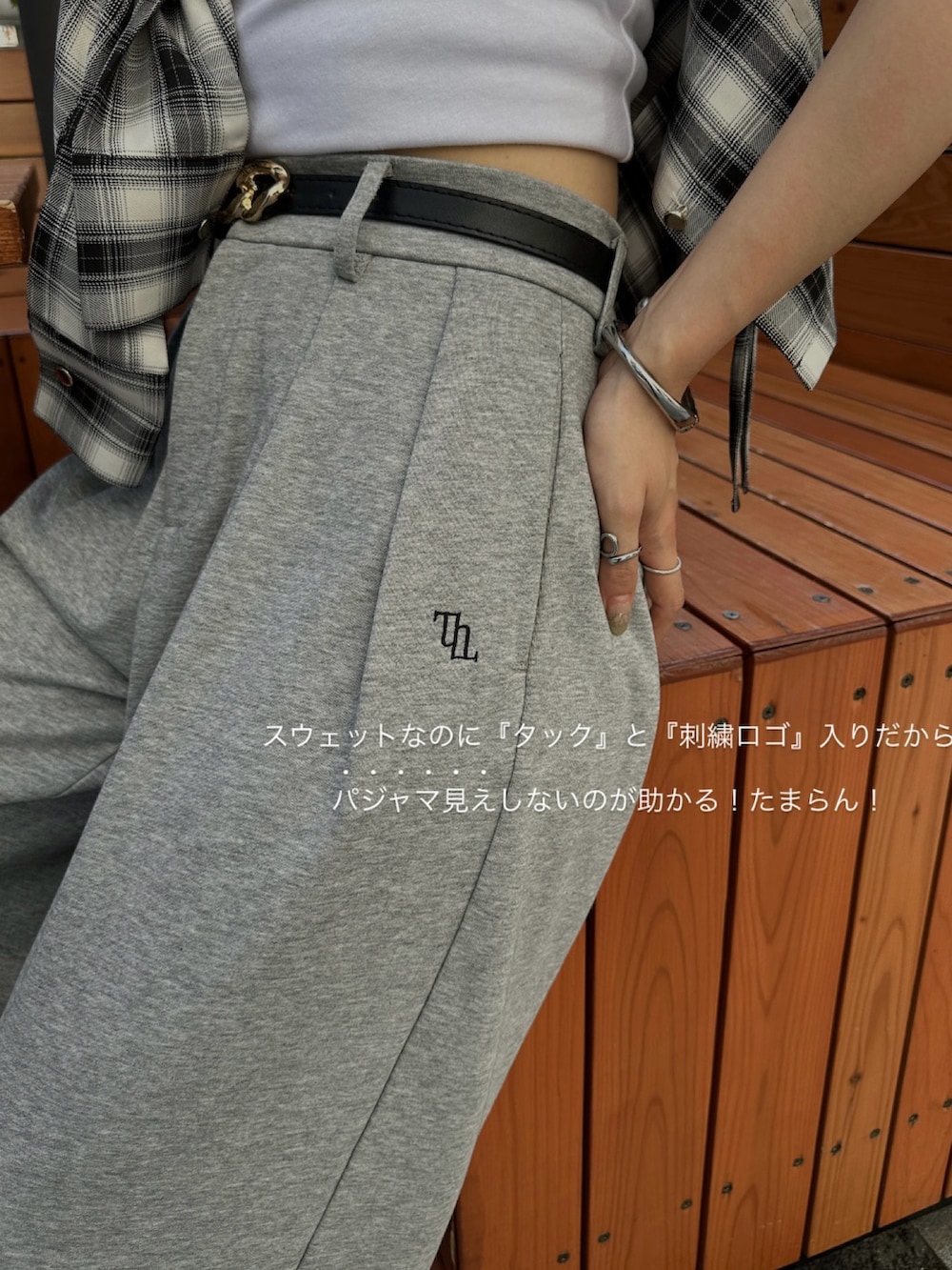 グレー系のその他パンツ、ブラック系のシャツ/ブラウス、ブラック系のトートバッグを着用したレディースの夏コーディネートの3枚目の写真