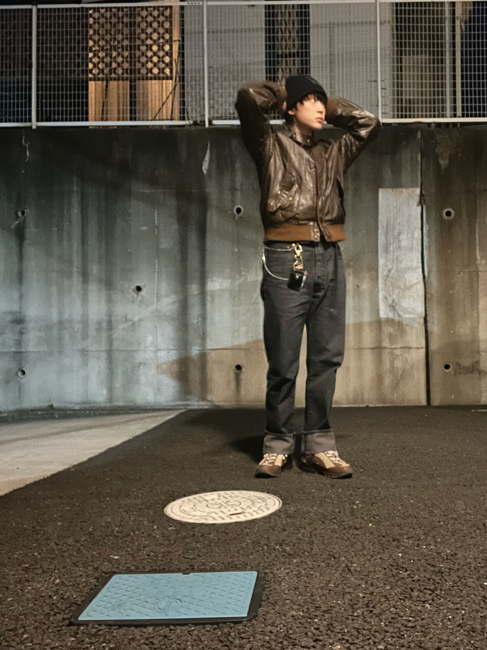 ブラック系のデニムパンツ、ホワイト系のスウェット、ブラウン系のライダースジャケットを着用したメンズの春コーディネートの4枚目の写真