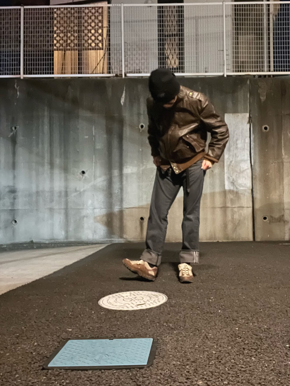 ブラック系のデニムパンツ、ホワイト系のスウェット、ブラウン系のライダースジャケットを着用したメンズの春コーディネートの3枚目の写真