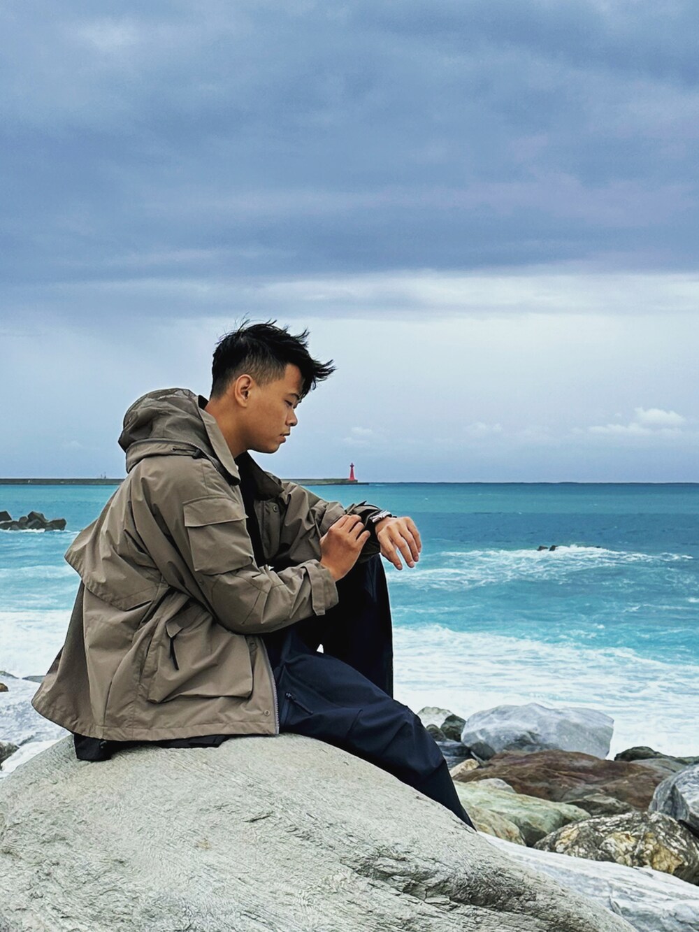 ブラック系のシャツ/ブラウス、ブラウン系のマウンテンパーカー、ブラック系のパンツを着用したメンズの春コーディネートの2枚目の写真