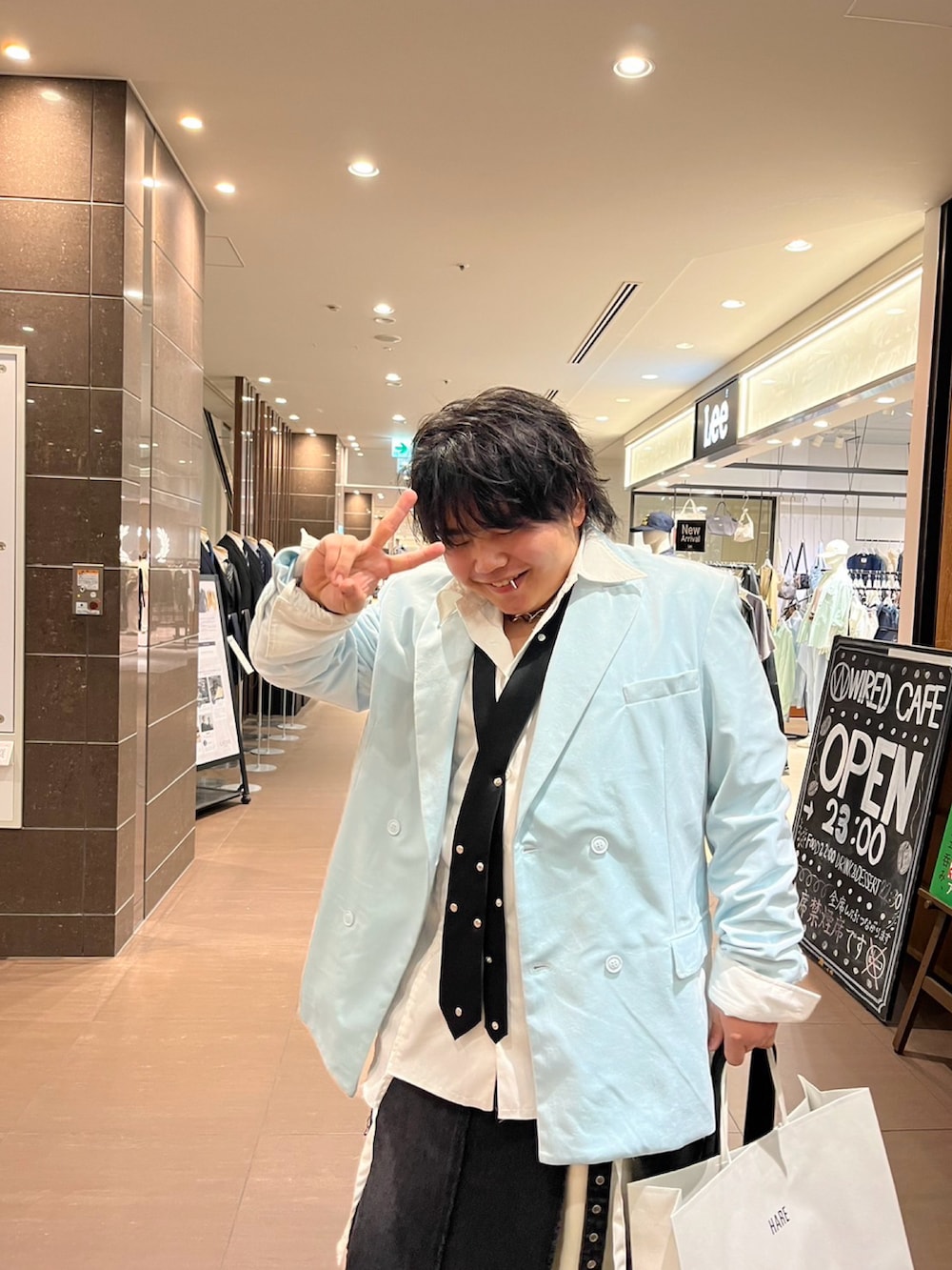 「今日のコーデ、春色、キレイめカジュアル、古着MIX、テーラードジャケット、ネクタイ、レイヤード、GRANCY」｜「usedのアイテム（テーラードジャケット、ブルー系）」を使った、ひろむ (22)さん（メンズ・161cm）の春コーディネートの3枚目の写真