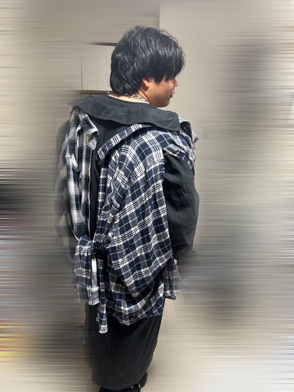 「ロングコート、メンズコーデ、古着、冬コーデ、デートコーデ」|「usedのアイテム(トレンチコート、ブラック系)」を使った、ひろむ (22)さん(メンズ・161cm)の秋コーディネートの2枚目の写真