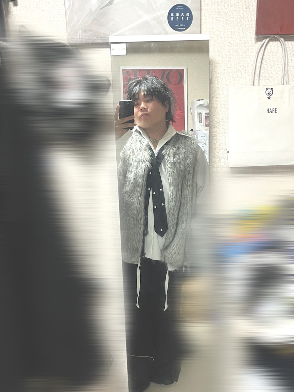 「GRANCY、HARE、きれいめコーデ、ファーベスト、シャツスタイル、SSコーデ」｜「usedのアイテム（ベスト、グレー系）」を使った、ひろむ (22)さん（メンズ・161cm）の冬コーディネートの3枚目の写真