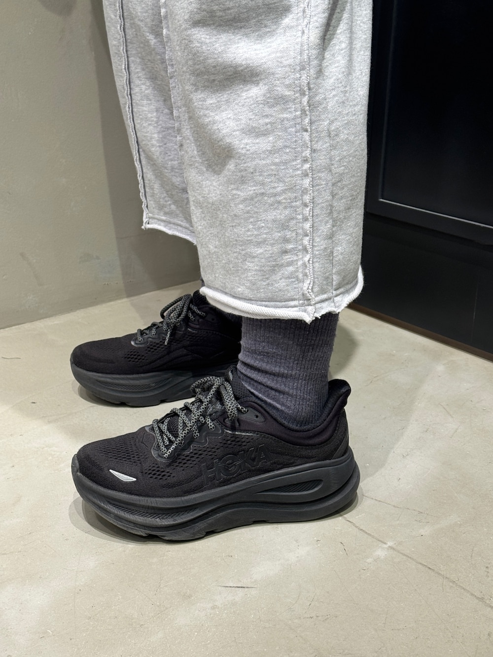 ブラック系のスニーカー、グレー系のその他パンツを着用したレディースの春コーディネートの8枚目の写真