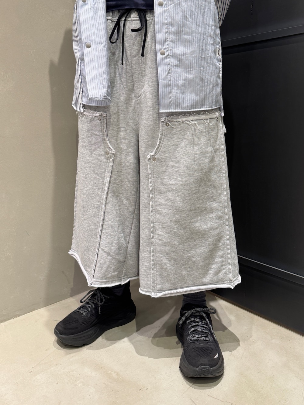 ブラック系のスニーカー、グレー系のその他パンツを着用したレディースの春コーディネートの5枚目の写真