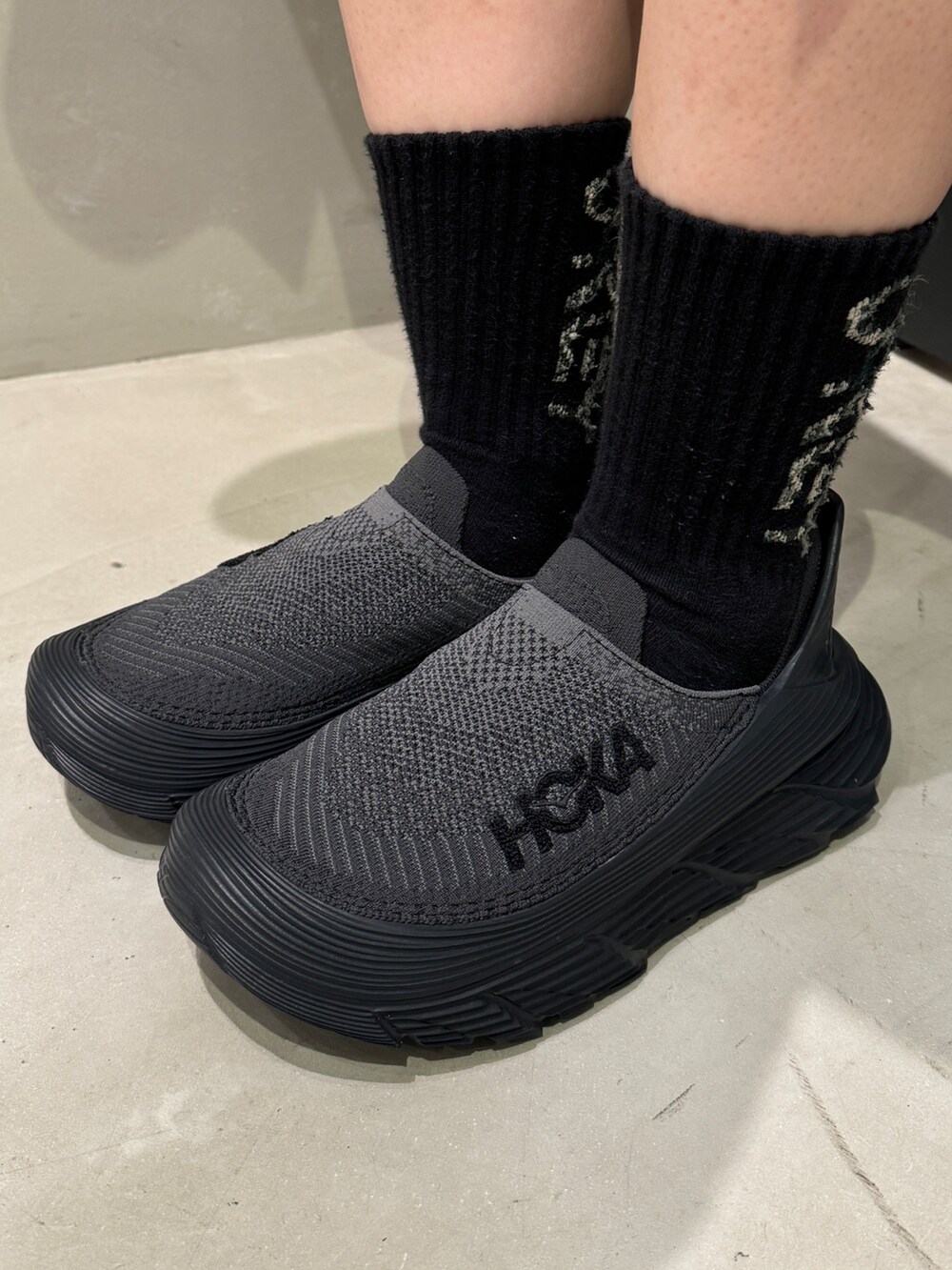 グリーン系のその他パンツ、ブラック系のスニーカーを着用したレディースの春コーディネートの4枚目の写真