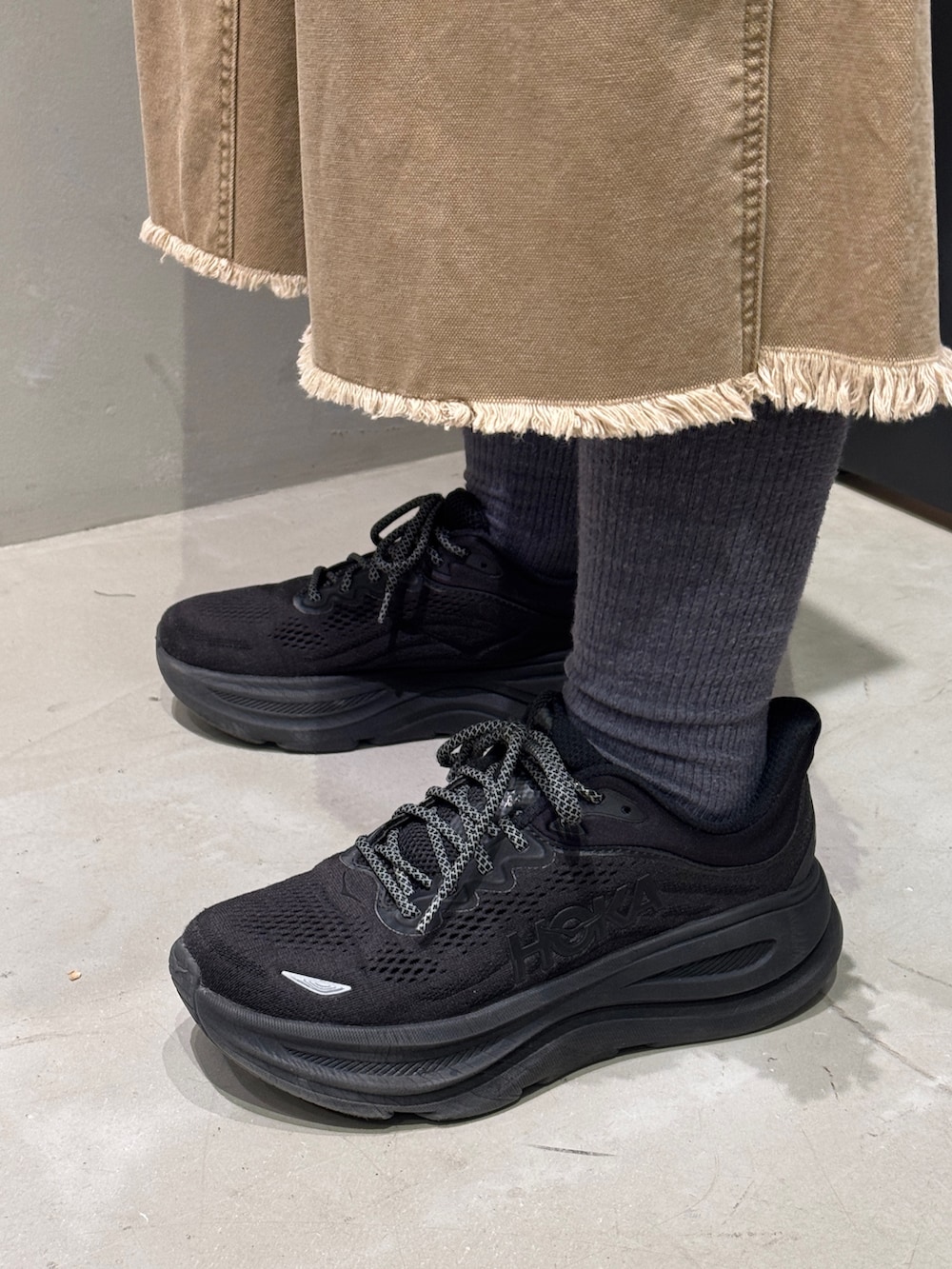 ゴールド系のその他パンツ、ブラック系のスニーカーを着用したレディースの春コーディネートの9枚目の写真