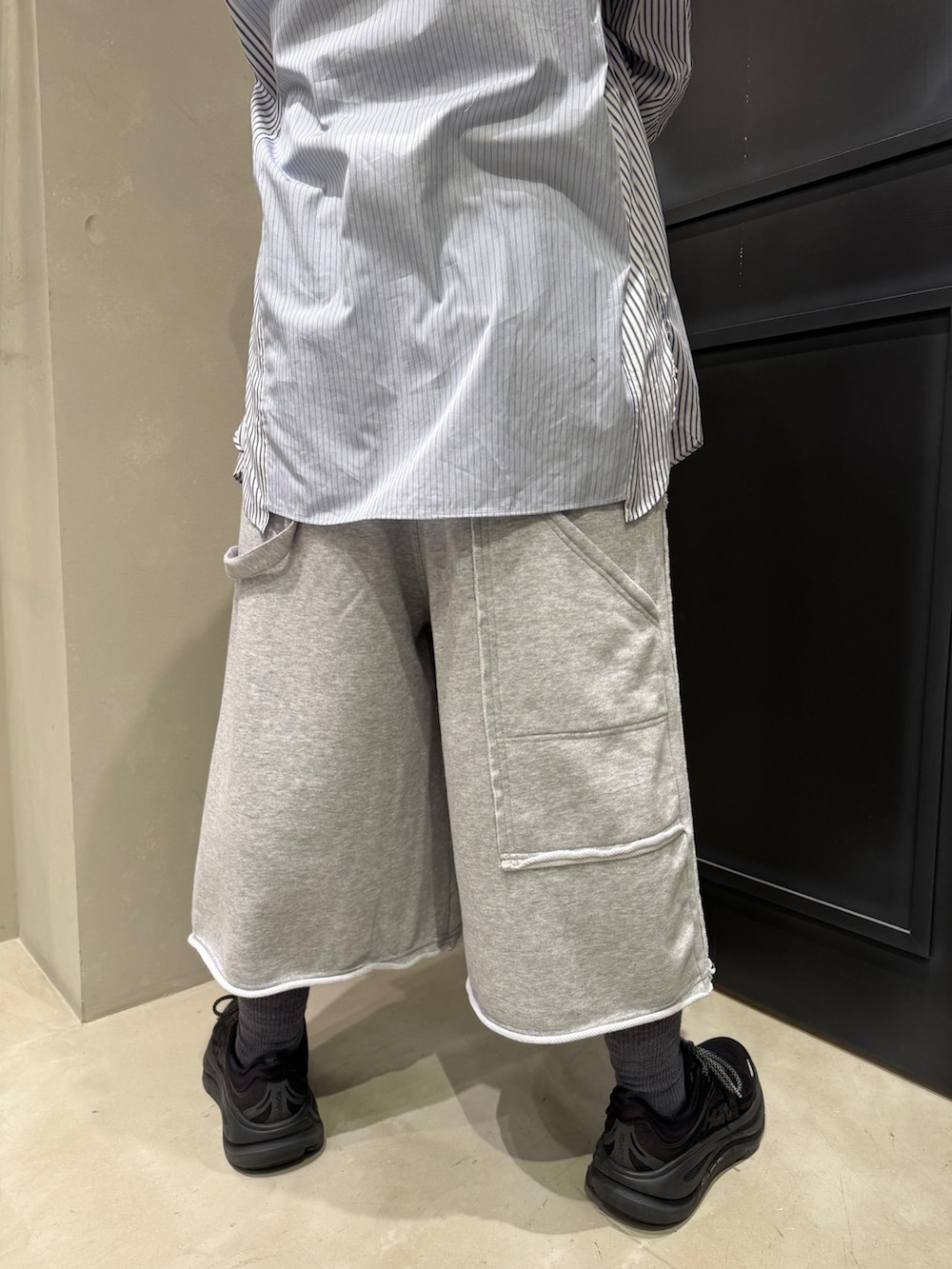 ブラック系のスニーカー、グレー系のその他パンツを着用したレディースの春コーディネートの7枚目の写真