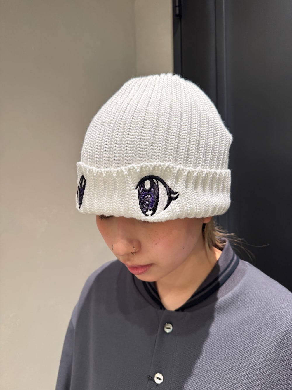 ブラック系のショルダーバッグ、ブラック系のスニーカー、パープル系のスマホグッズを着用したレディースの夏コーディネートの3枚目の写真