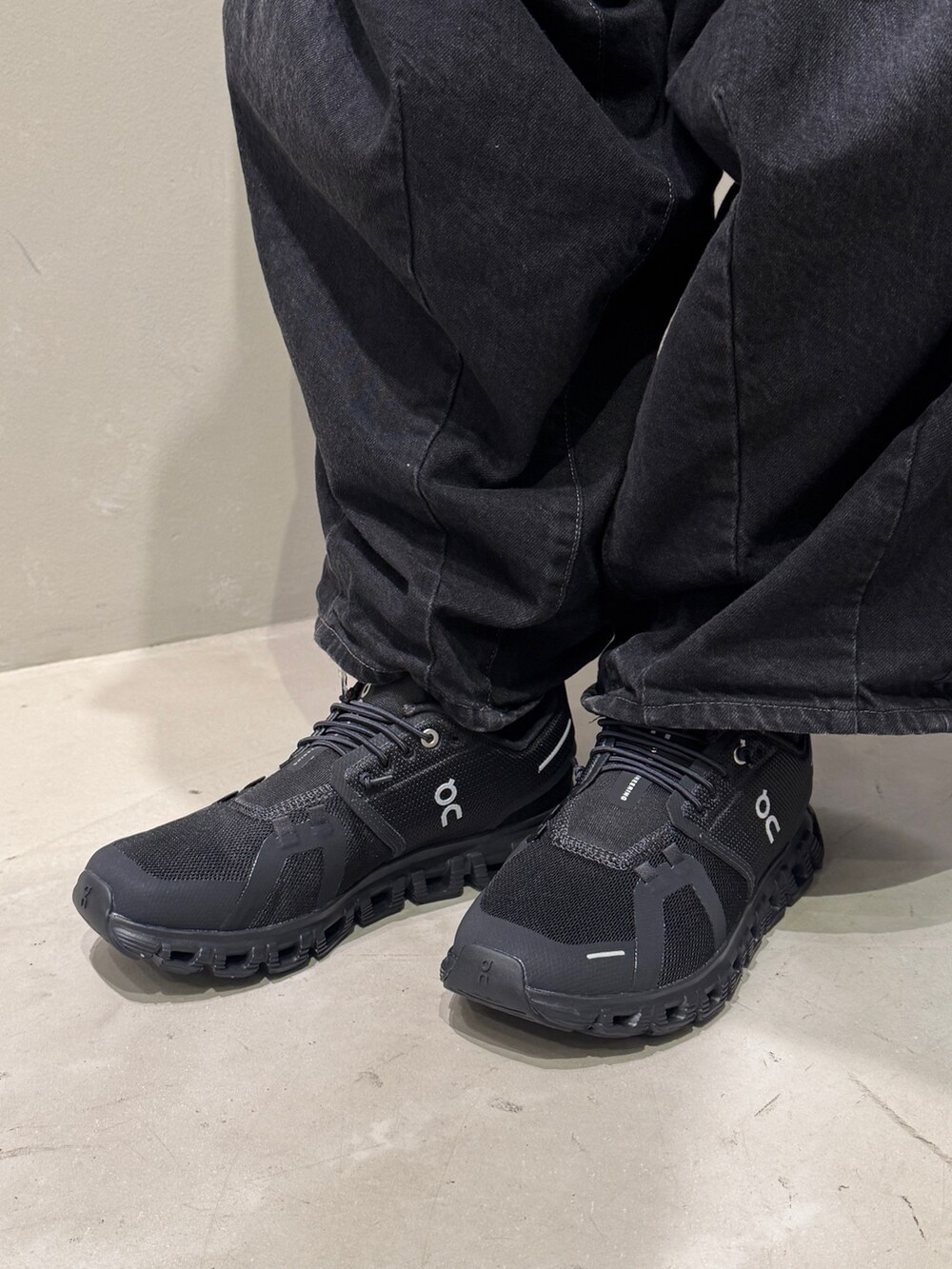 ブラック系のスニーカーを着用したレディースの夏コーディネートの4枚目の写真