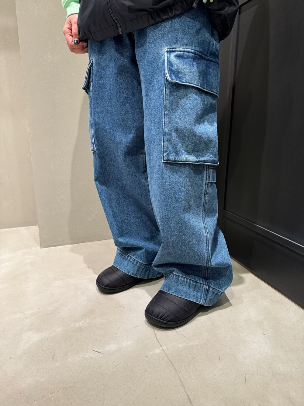 ブラック系のサンダル、グレー系のスマホグッズを着用したレディースの冬コーディネートの5枚目の写真