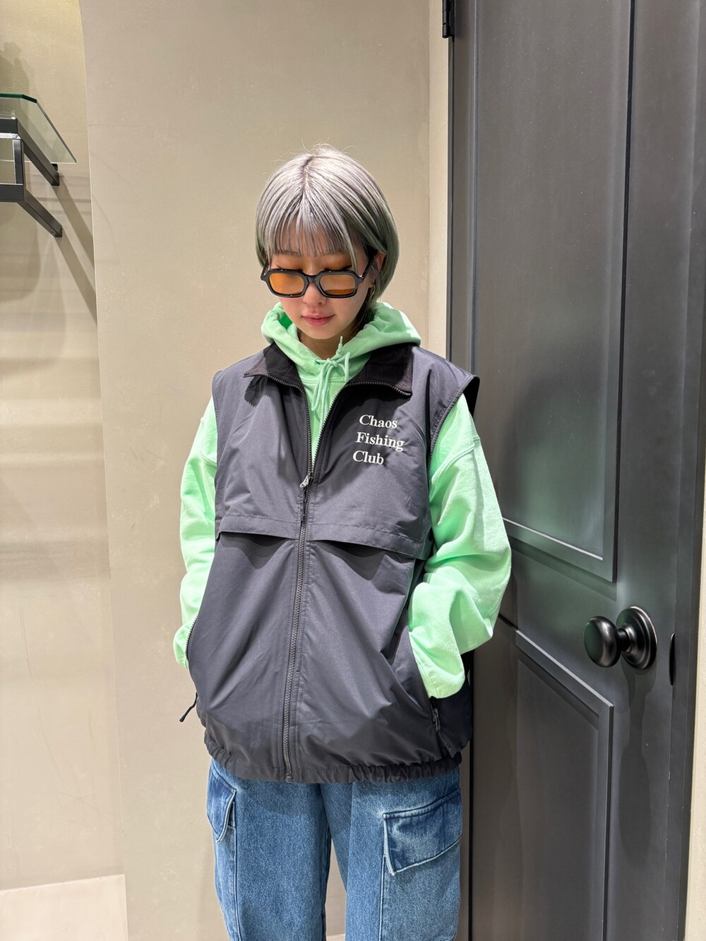 ブラック系のサンダル、グレー系のスマホグッズを着用したレディースの冬コーディネートの2枚目の写真