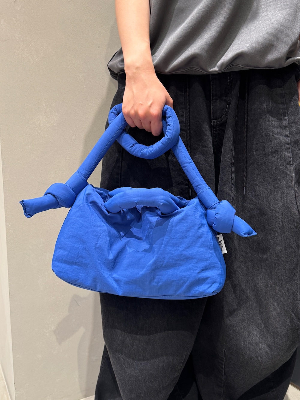 ブラック系のスニーカーを着用したレディースの夏コーディネートの3枚目の写真