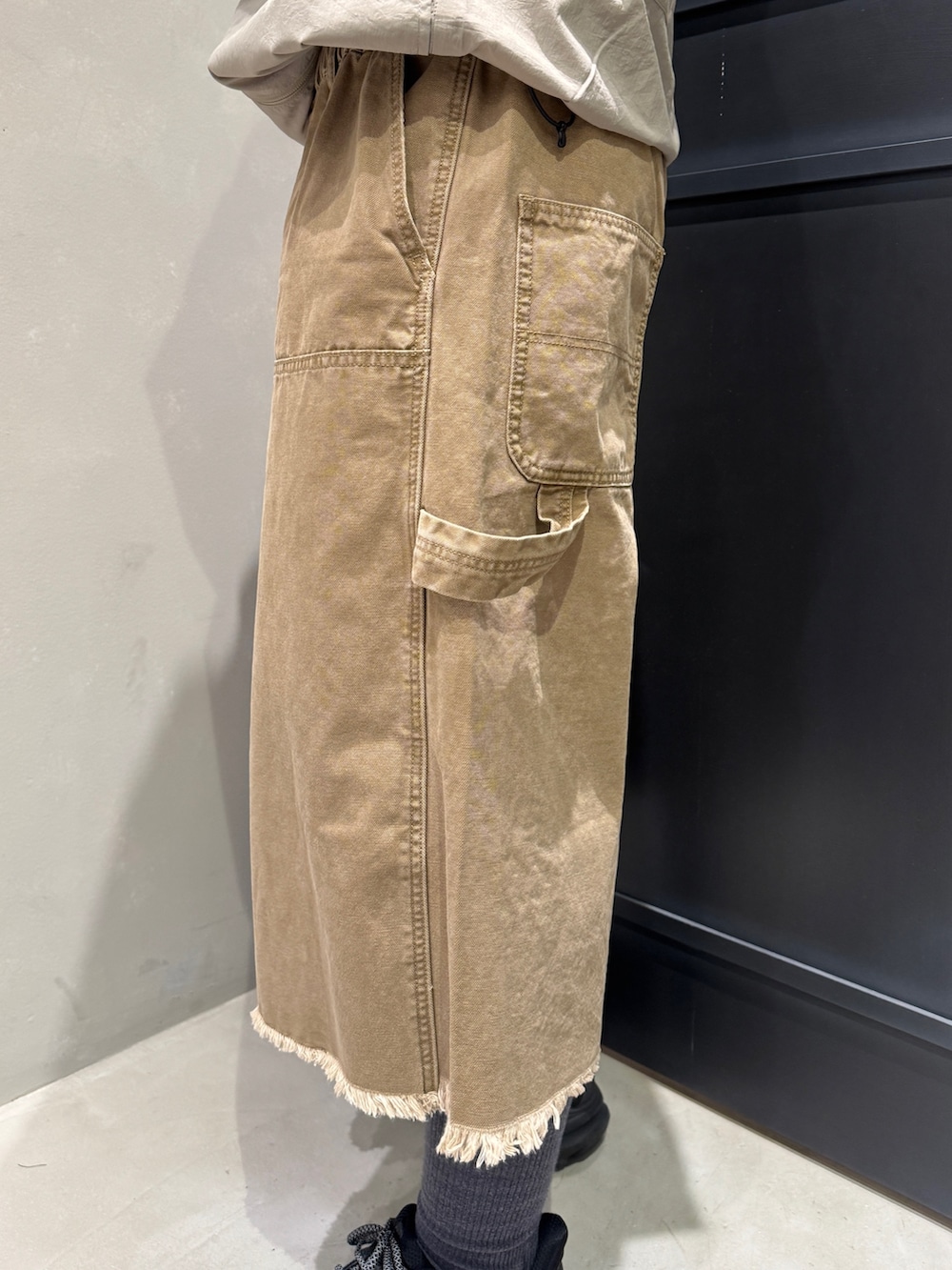 ゴールド系のその他パンツ、ブラック系のスニーカーを着用したレディースの春コーディネートの7枚目の写真