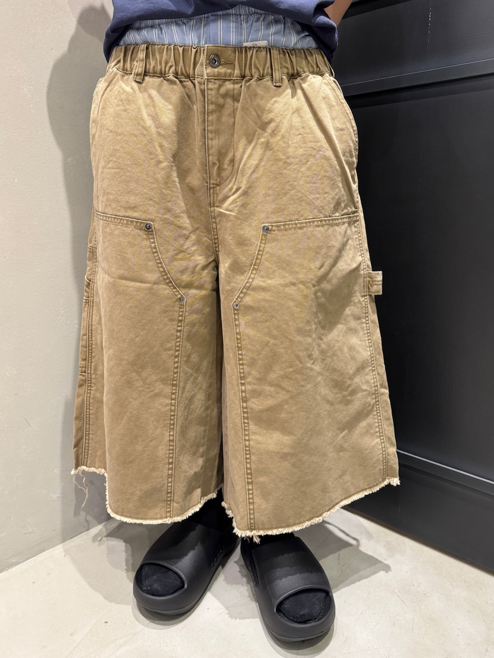 ゴールド系のその他パンツ、ブラック系のサンダルを着用したレディースの夏コーディネートの2枚目の写真