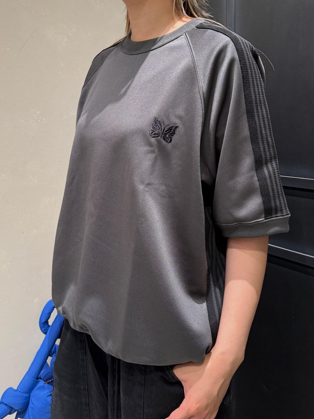 ブラック系のスニーカーを着用したレディースの夏コーディネートの2枚目の写真