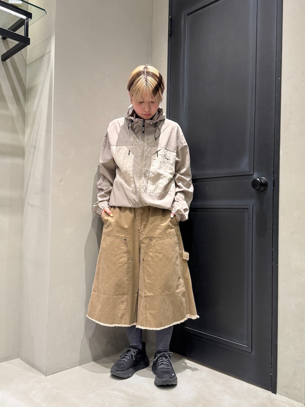 ゴールド系のその他パンツ、ブラック系のスニーカーを着用したレディースの春コーディネートの2枚目の写真