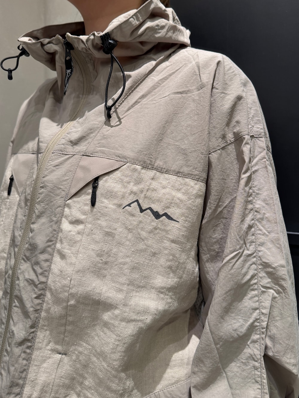 ゴールド系のその他パンツ、ブラック系のスニーカーを着用したレディースの春コーディネートの4枚目の写真