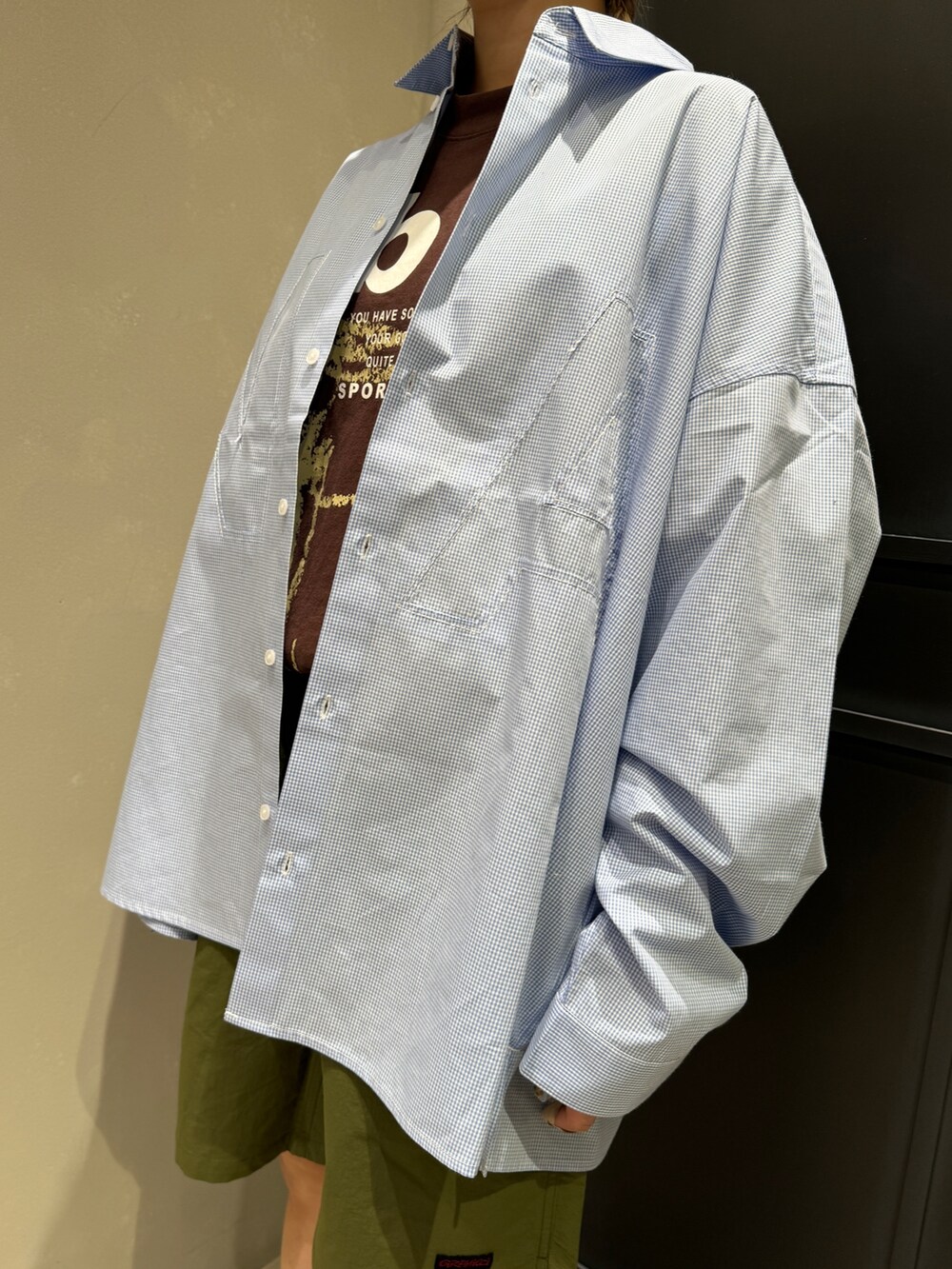 グリーン系のその他パンツ、ブラック系のスニーカーを着用したレディースの春コーディネートの2枚目の写真