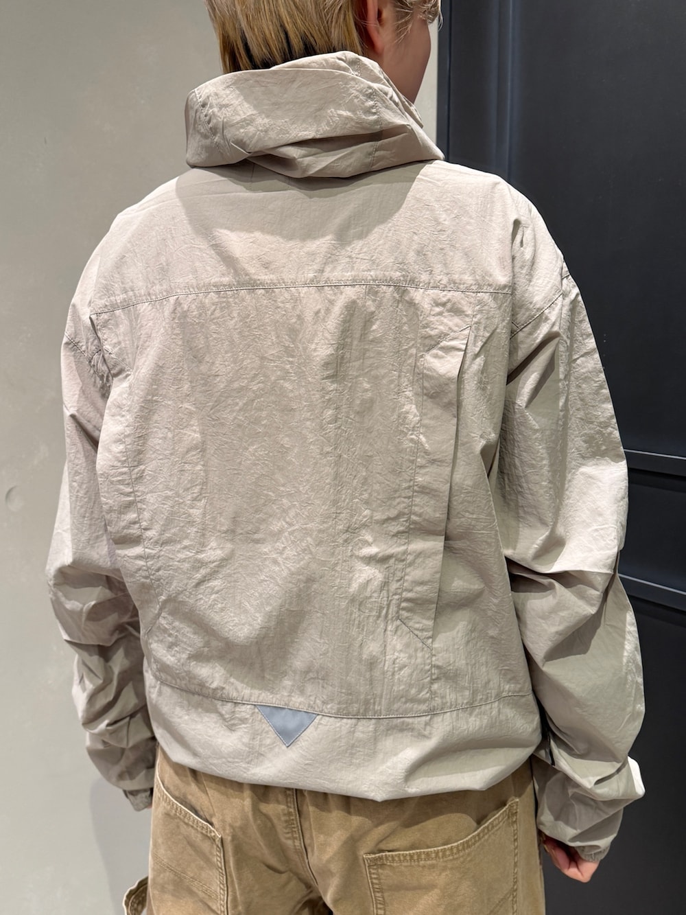 ゴールド系のその他パンツ、ブラック系のスニーカーを着用したレディースの春コーディネートの5枚目の写真