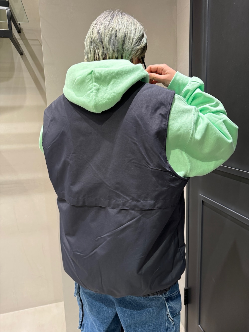 ブラック系のサンダル、グレー系のスマホグッズを着用したレディースの冬コーディネートの4枚目の写真