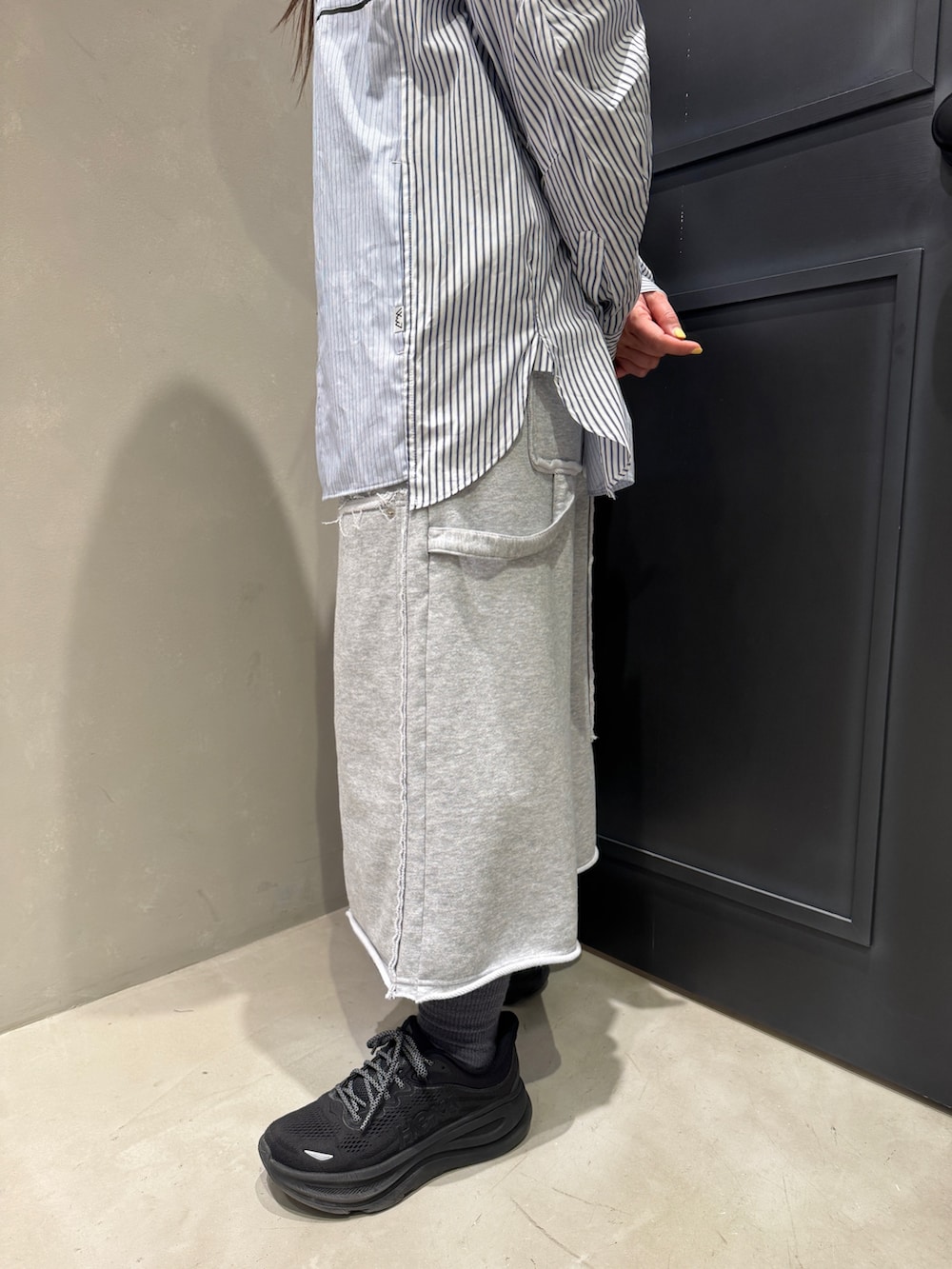 ブラック系のスニーカー、グレー系のその他パンツを着用したレディースの春コーディネートの6枚目の写真