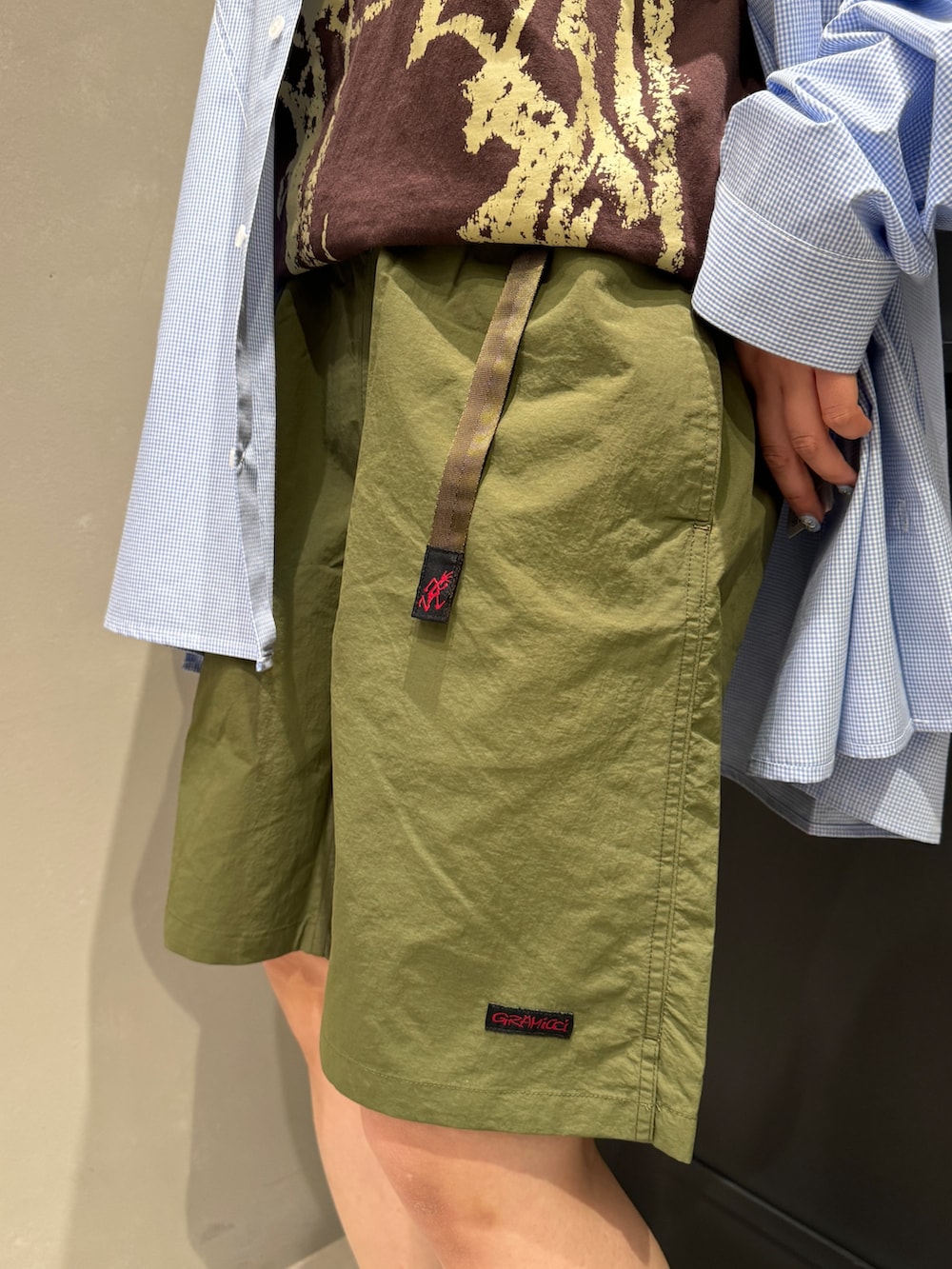 グリーン系のその他パンツ、ブラック系のスニーカーを着用したレディースの春コーディネートの3枚目の写真