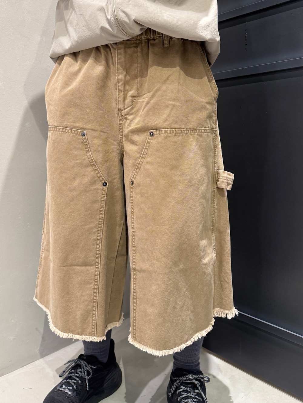 ゴールド系のその他パンツ、ブラック系のスニーカーを着用したレディースの春コーディネートの6枚目の写真