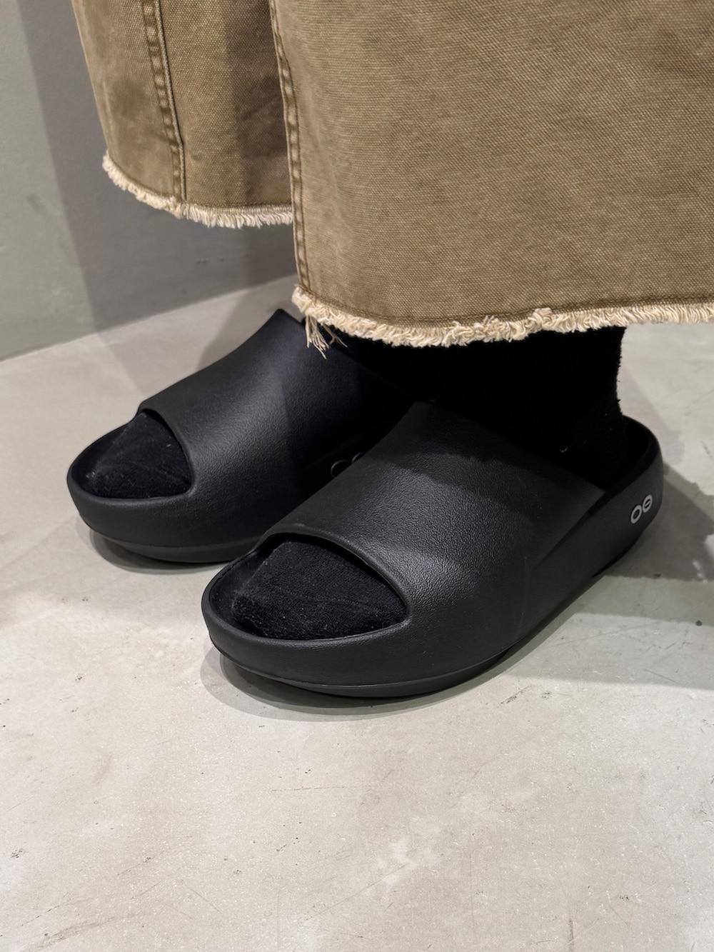 ゴールド系のその他パンツ、ブラック系のサンダルを着用したレディースの夏コーディネートの5枚目の写真
