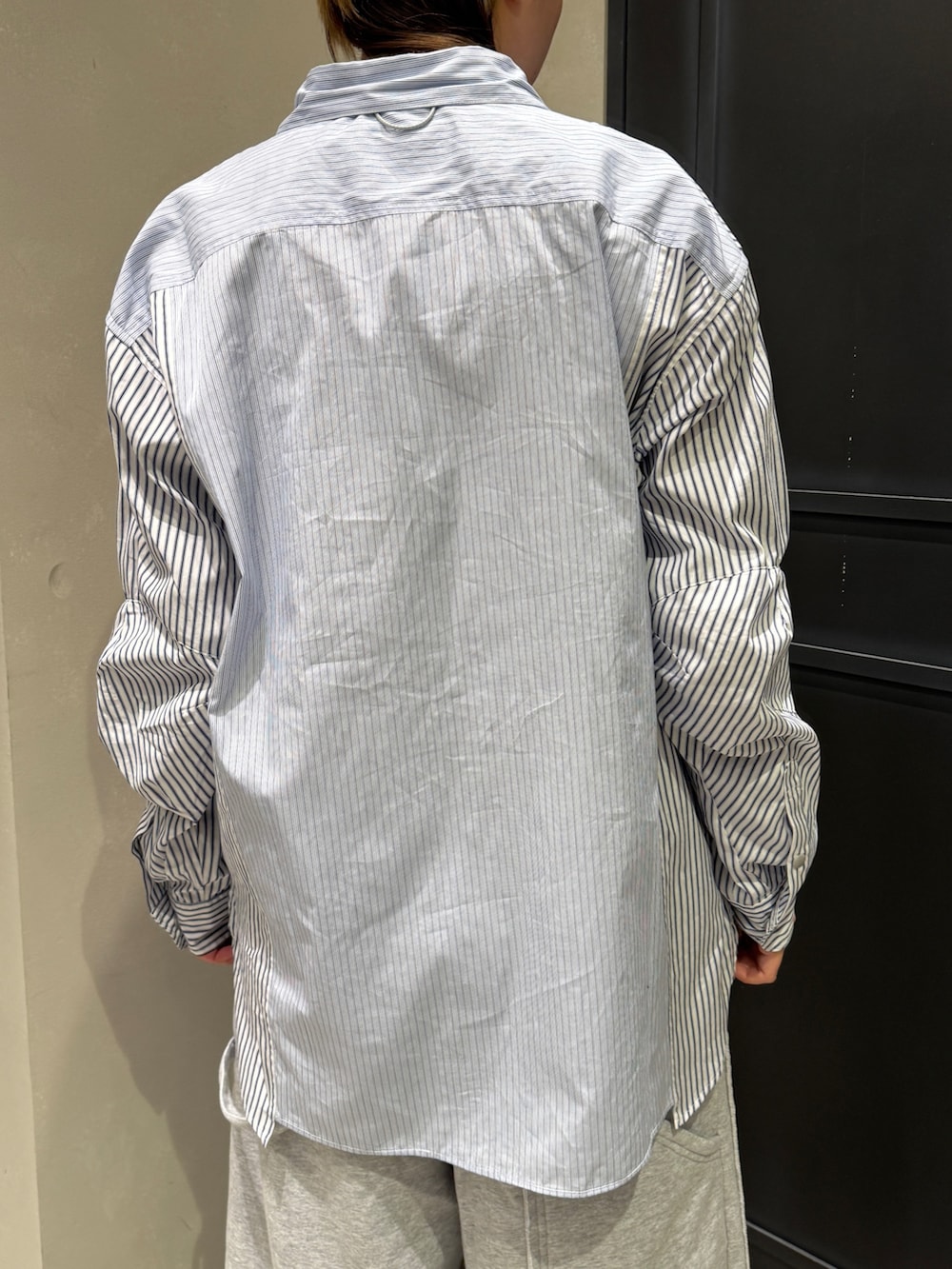 ブラック系のスニーカー、グレー系のその他パンツを着用したレディースの春コーディネートの4枚目の写真