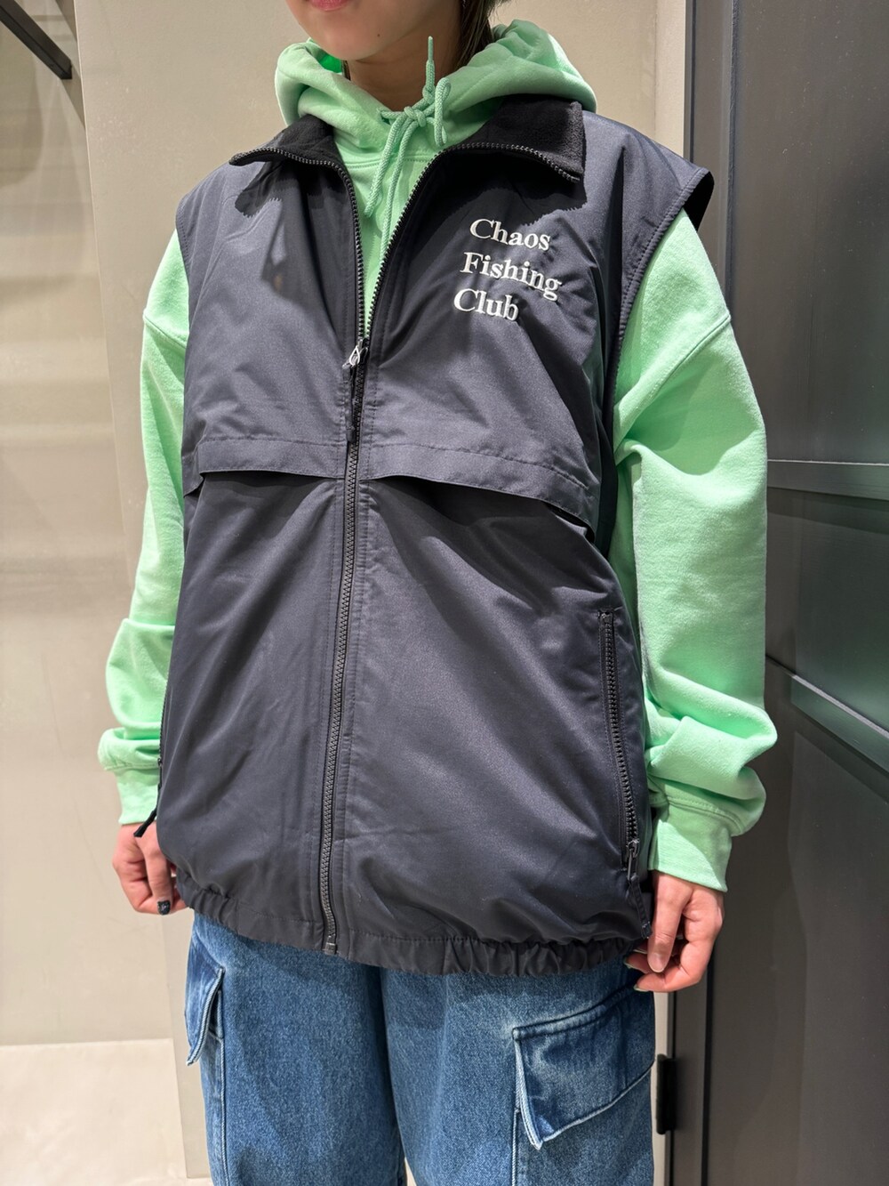 ブラック系のサンダル、グレー系のスマホグッズを着用したレディースの冬コーディネートの3枚目の写真