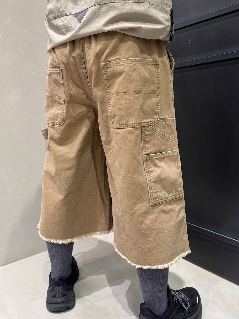 ゴールド系のその他パンツ、ブラック系のスニーカーを着用したレディースの春コーディネートの8枚目の写真