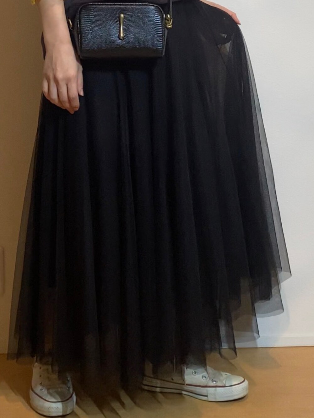 ベージュ系のスニーカー、ブラック系のショルダーバッグ、ブラウン系のスウェットを着用したレディースの春コーディネートの3枚目の写真