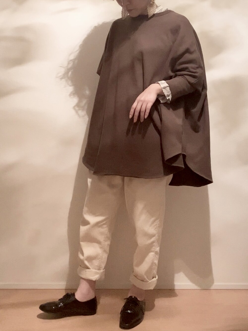 ブラック系のドレスシューズ、ホワイト系のその他パンツ、グリーン系のスウェットを着用したレディースの春コーディネートの2枚目の写真