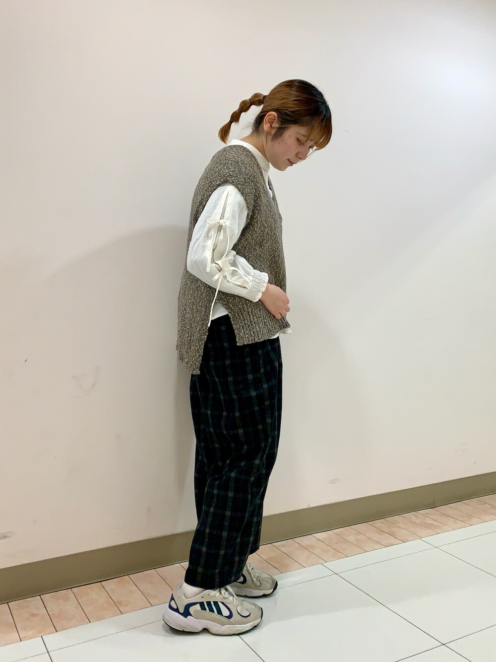 ブラック系のその他パンツ、ブラウン系のベスト、ホワイト系のシャツ/ブラウスを着用したレディースの冬コーディネートの2枚目の写真