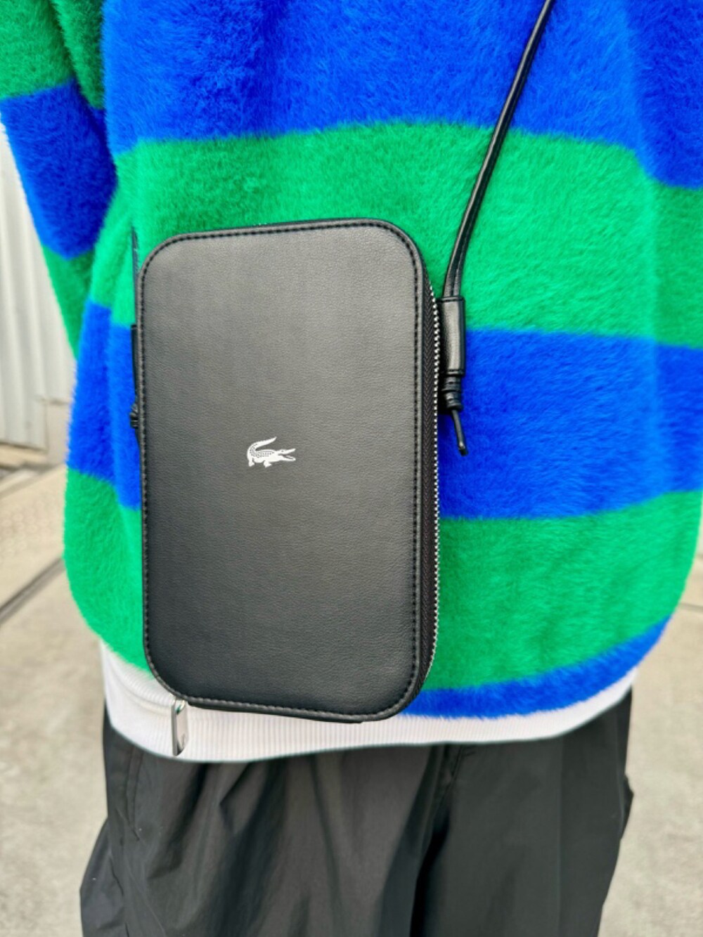 ブルー系のニット/セーター、ホワイト系のカーゴパンツ、ホワイト系のスニーカーを着用したメンズの春コーディネートの5枚目の写真