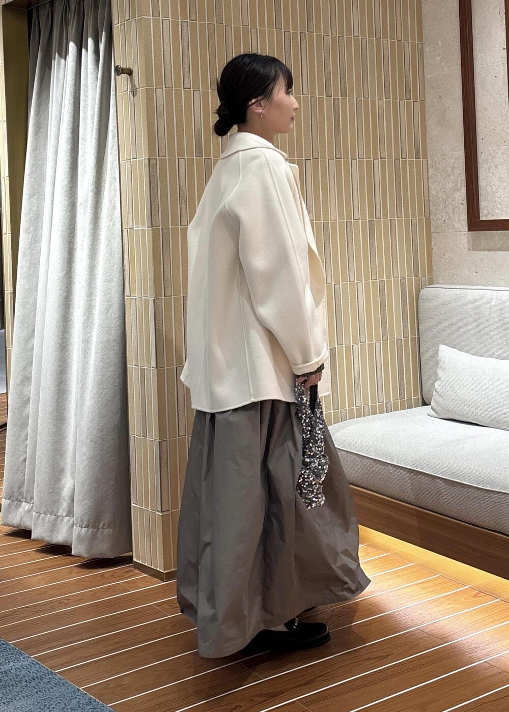 「グリーン、ローファー、冬コーデ、お出かけコーデ、女子会コーデ、きれいめコーデ、ROPÉ、ウェーブ、ブルべ夏、敏感、ジャケット/アウター、ピーコート、ワンピース、GGO34040、SHE34560」｜「ROPE'のラムウールリバーミドルコート【Sサイズフェア対象】（ピーコート、ホワイト系）」を使った、AYAさん（レディース・158cm）の冬コーディネートの2枚目の写真