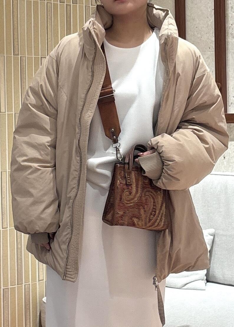 「冬コーデ、卒園式コーデ、お出かけコーデ、推し活コーデ、女子会コーデ、スカートスタイル、ワントーンコーデ、ヘルシーコーデ、きれいめコーデ、ROPÉ、ウェーブ、ブルべ夏、敏感、低身長、トップス」|「ROPE'のBeatrice boots(ベアトリス ブーツ)(ブーツ、ブラック系)」を使った、AYAさん(レディース・158cm)の秋コーディネートの5枚目の写真