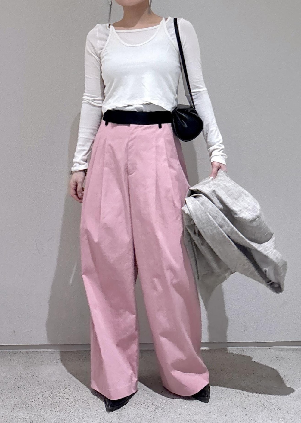 「EMOELLE、初春コーデ、春コーデ、お出かけコーデ、女子会コーデ、モード、パンツスタイル、きれいめコーデ、ROPÉ、ウェーブ、ブルべ夏、敏感、トップス、Tシャツ/カットソー、ジャケット/アウター」｜「ADAM ET ROPE'のMOL Rollバッグ（ショルダーバッグ、ブラック系）」を使った、AYAさん（レディース・158cm）の春コーディネートの5枚目の写真