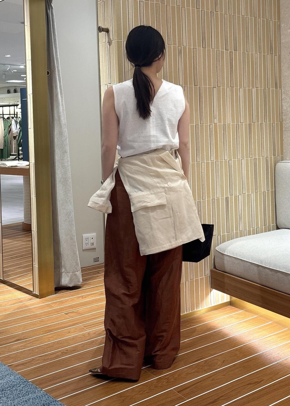 「初夏コーデ、夏コーデ、女子会コーデ、ROPÉ、ウェーブ、ブルべ夏、敏感、トップス、Tシャツ/カットソー、ジャケット/アウター、テーラードジャケット、パンツ、バッグ、ハンドバッグ、GGS25040」｜「ROPE'のビスコースリネン スラブスリータックパンツ/【一部セットアップ】可能/洗える（その他パンツ、ブラウン系）」を使った、AYAさん（レディース・158cm）の夏コーディネートの3枚目の写真